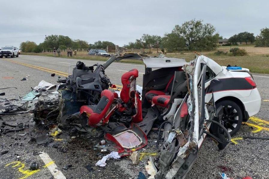 Une collision frontale au Texas fait 8 morts ; soupçon de contrebande Une collision frontale au Texas fait 8 morts ; soupçon de contrebande