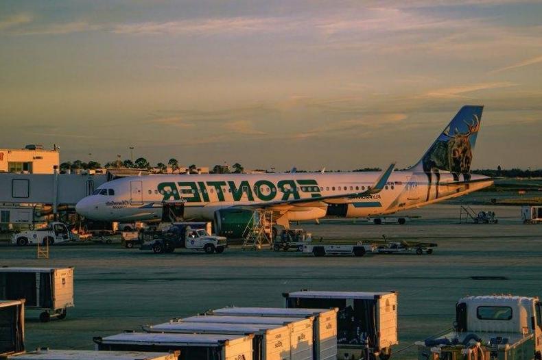 Les vols de Frontier Airlines perturbés par une alerte à la bombe et une « odeur étrange » qui rend l’équipage malade Les vols de Frontier Airlines perturbés par une alerte à la bombe et une « odeur étrange » qui rend l’équipage malade
