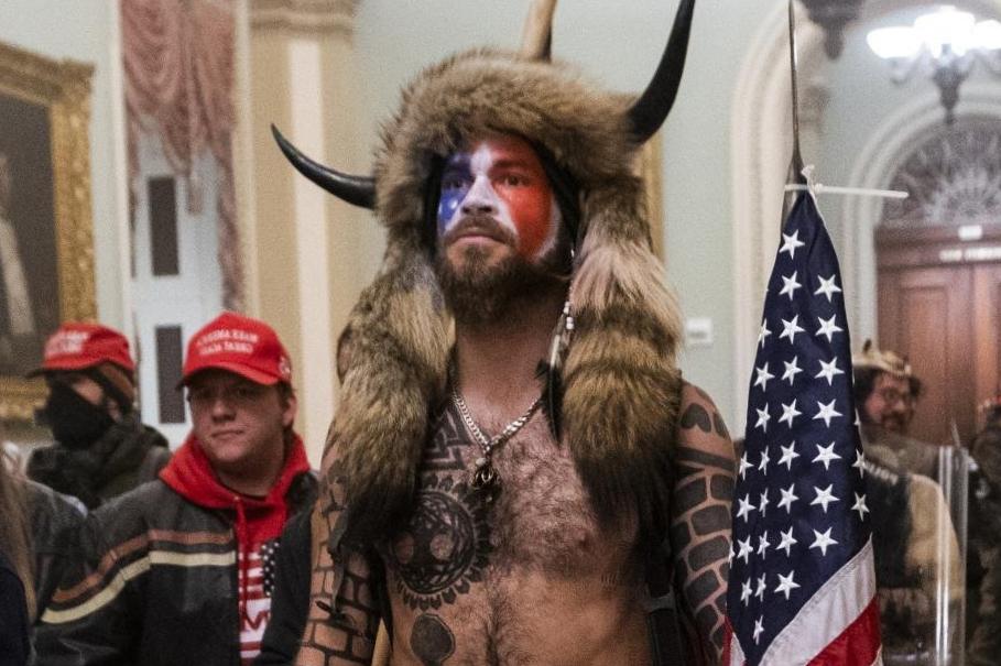 Jacob Chansley, émeutier du Capitole reconnu coupable de « chaman QAnon », dépose des documents pour se présenter à la Chambre des représentants des États-Unis Jacob Chansley, émeutier du Capitole reconnu coupable de « chaman QAnon », dépose des documents pour se présenter à la Chambre des représentants des États-Unis