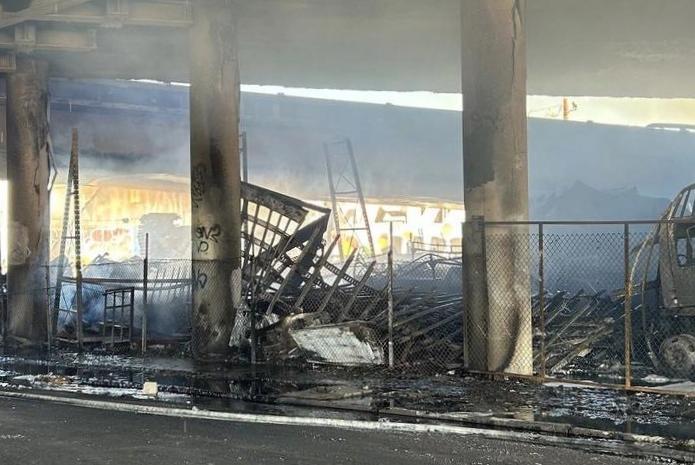 L’autoroute I-10 de Los Angeles fermée indéfiniment après un incendie massif L’autoroute I-10 de Los Angeles fermée indéfiniment après un incendie massif