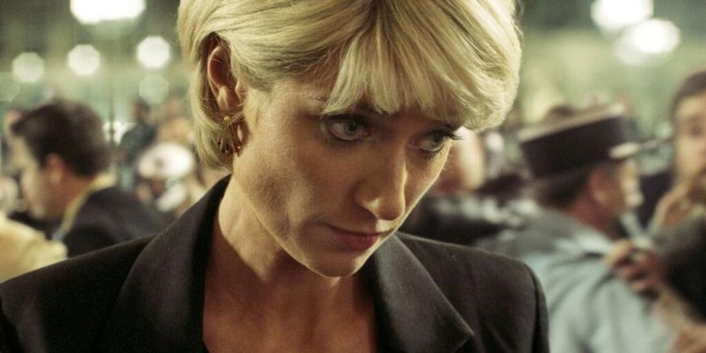 Elizabeth Debicki s’est sentie « piégée » en train de filmer des scènes « horribles » de paparazzi de la princesse Diana