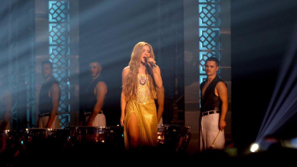 Shakira interprète « Acróstico », avec ses enfants, aux Latin Grammys