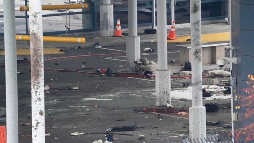 Source AP : Deux personnes dans un véhicule qui a explosé au poste frontière entre New York et le Canada ont été déclarées mortes sur les lieux Source AP : Deux personnes dans un véhicule qui a explosé au poste frontière entre New York et le Canada ont été déclarées mortes sur les lieux