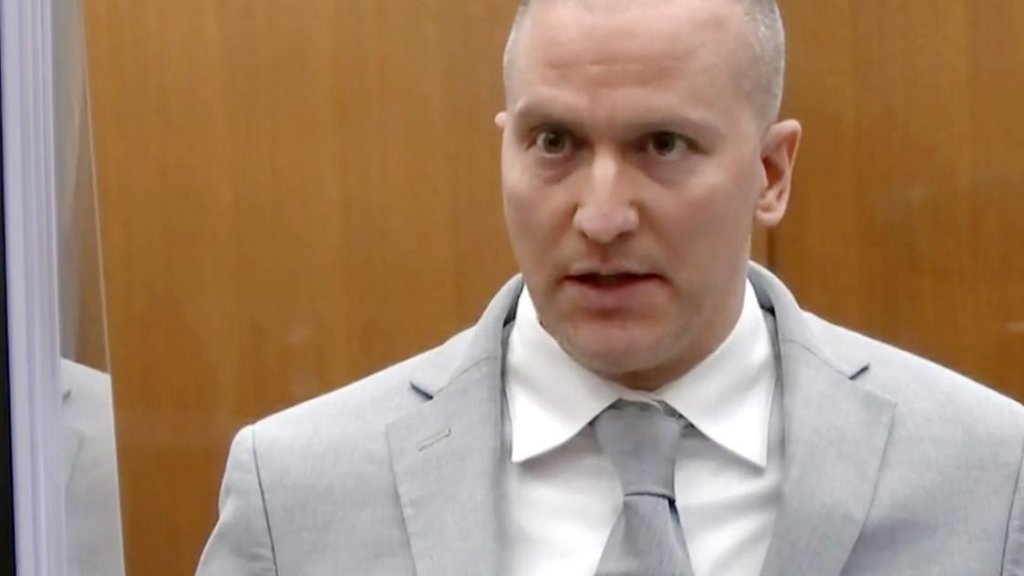 L’ancien officier Derek Chauvin poignardé en prison, selon une source de l’AP