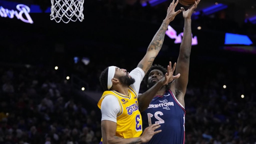 Embiid compte 30 points, 11 rebonds et 11 passes décisives, mène les 76ers à la déroute 138-94 des Lakers