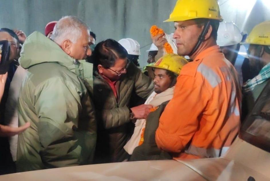 Les secouristes libèrent les 41 travailleurs d’un tunnel effondré en Inde Les secouristes libèrent les 41 travailleurs d’un tunnel effondré en Inde