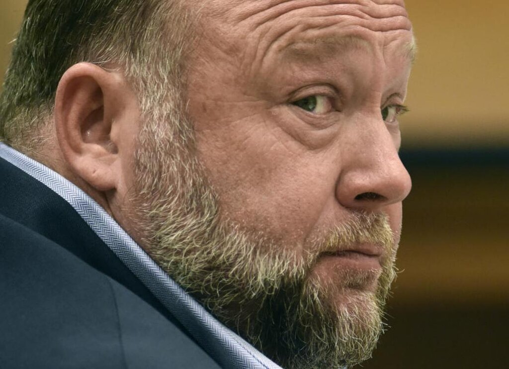 Les familles de Sandy Hook proposent de régler la dette légale d’Alex Jones de 1,5 milliard de dollars pour un minimum de 85 millions de dollars