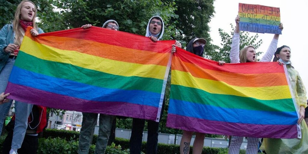 Des bars gays russes perquisitionnés après que la plus haute cour ait jugé les groupes LGBTQ+ extrémistes