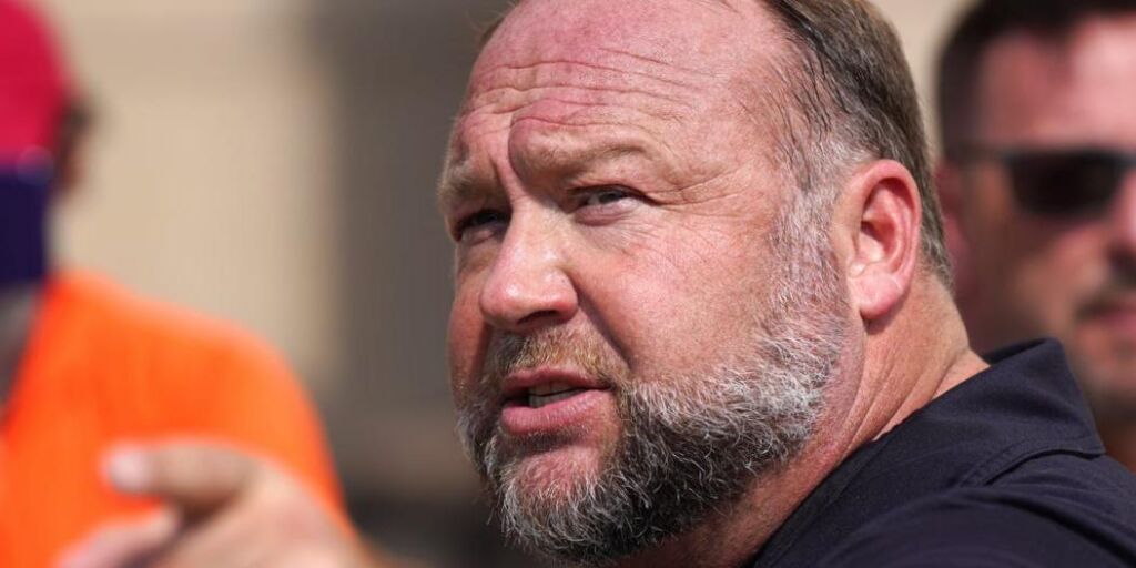 Elon Musk restaure le compte d’Alex Jones 5 ans après son interdiction Elon Musk restaure le compte d’Alex Jones 5 ans après son interdiction