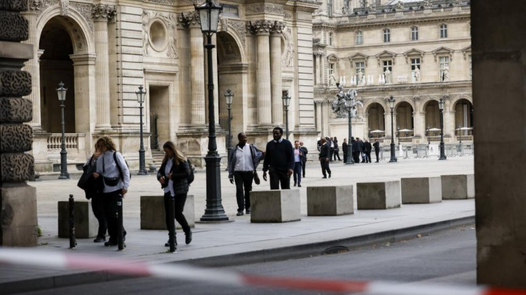Musée du Louvre et château de Versailles évacués : la France en alerte Musée du Louvre et château de Versailles évacués : la France en alerte