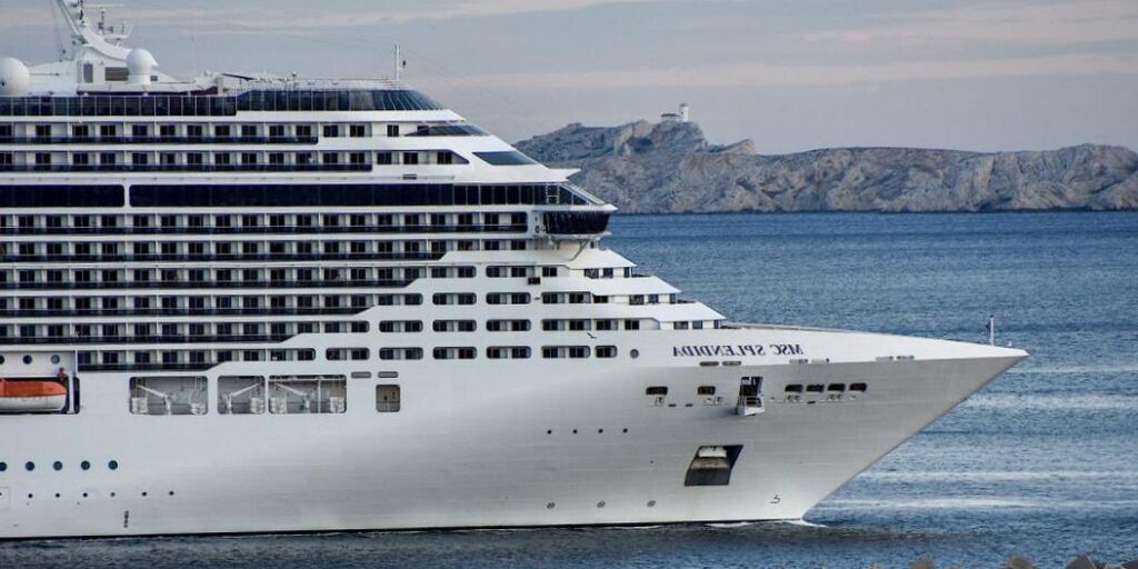 Un homme est passé par-dessus bord depuis un navire MSC Croisières traversant l’océan Atlantique Un homme est passé par-dessus bord depuis un navire MSC Croisières traversant l’océan Atlantique
