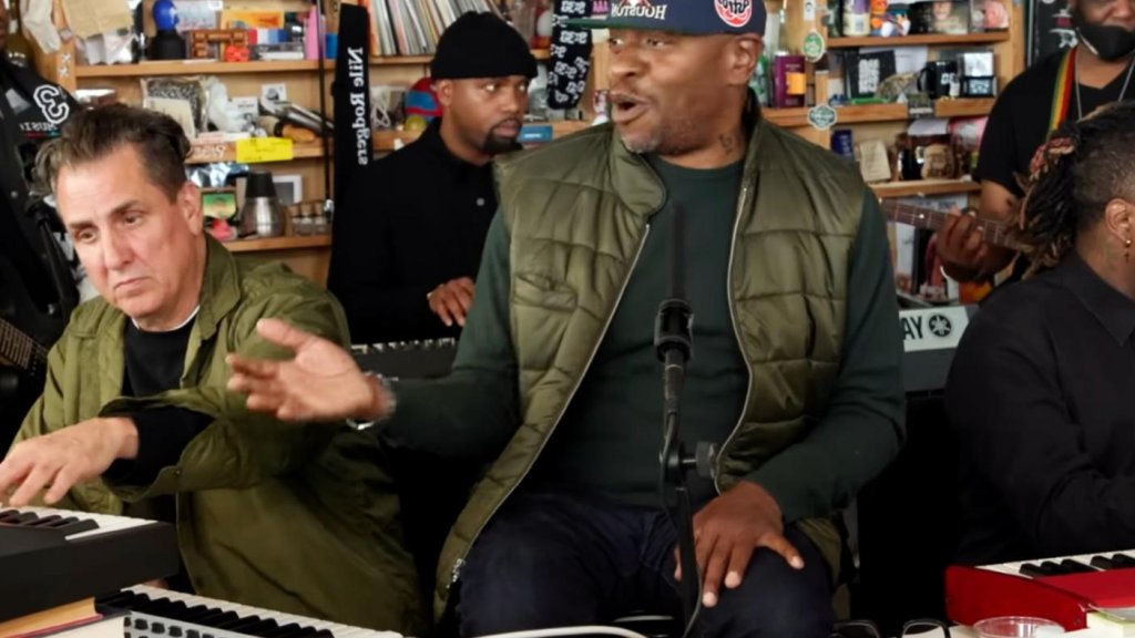 Scarface se produit avec Facemob et Mike Dean lors du concert « Tiny Desk » de NPR