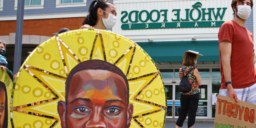 Whole Foods n’a pas enfreint la loi en punissant les travailleurs pour des épinglettes BLM et des masques faciaux : juge