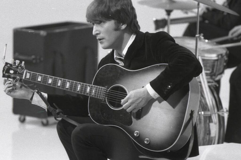 John Lennon a déclaré qu’il était à moitié « moine » et à moitié « puce du spectacle » à Hambourg