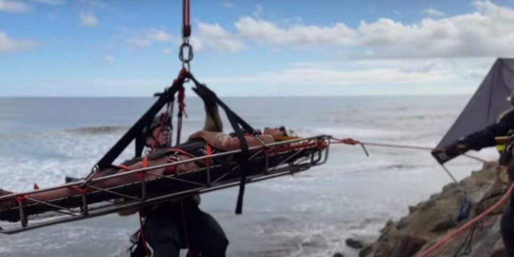 Un homme coincé dans une crevasse à flanc de falaise à San Diego est libéré après 19 heures de sauvetage Un homme coincé dans une crevasse à flanc de falaise à San Diego est libéré après 19 heures de sauvetage