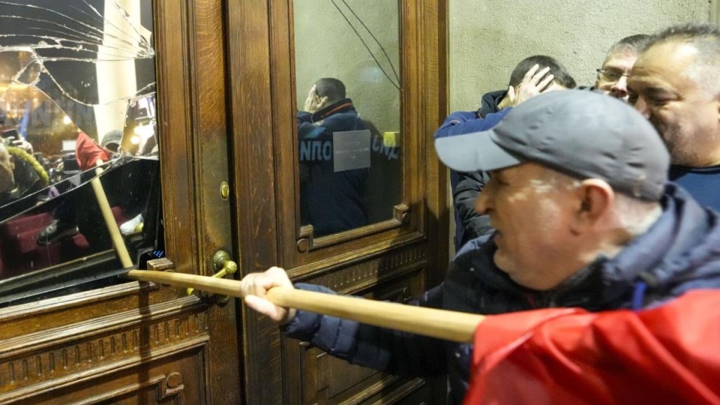 En Serbie, la police tire des gaz lacrymogènes sur les manifestants électoraux qui menacent de prendre d’assaut l’hôtel de ville de la capitale