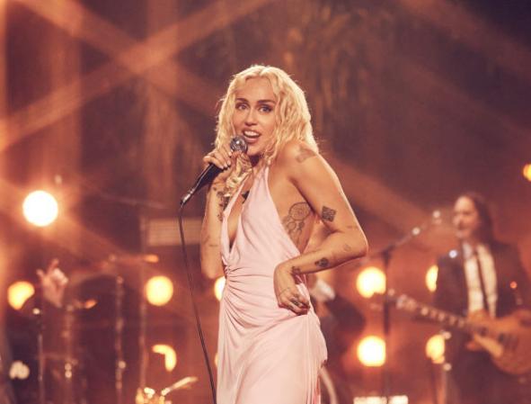 Regardez Miley Cyrus reprendre « fidèlement » l’hymne à succès des années 80 de Journey Regardez Miley Cyrus reprendre « fidèlement » l’hymne à succès des années 80 de Journey