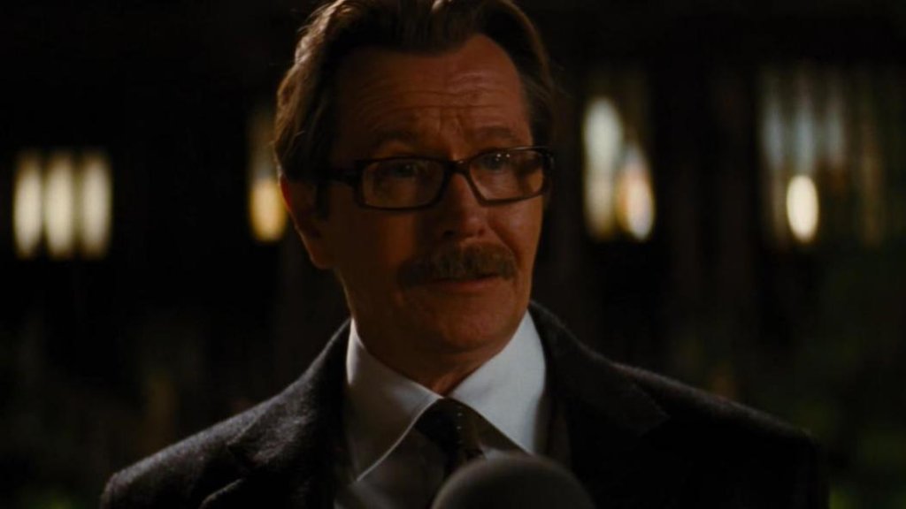 Gary Oldman révèle l'une des deux notes que Christopher Nolan lui a données sur Batman