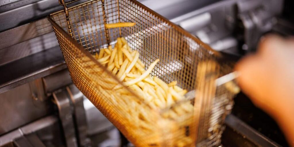 Un pasteur a tenté de pousser le chef du cuisinier de McDonald's dans une friteuse : police Un pasteur a tenté de pousser le chef du cuisinier de McDonald's dans une friteuse : police