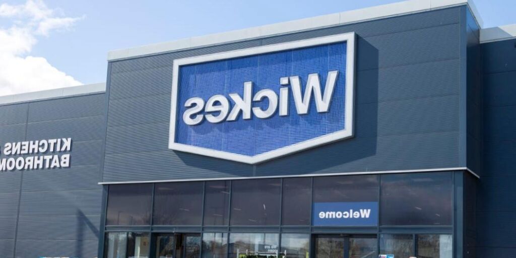Un client a garé un « réservoir » devant un magasin pour protester contre la rénovation d'une cuisine de 30 000 $ Un client a garé un « réservoir » devant un magasin pour protester contre la rénovation d'une cuisine de 30 000 $