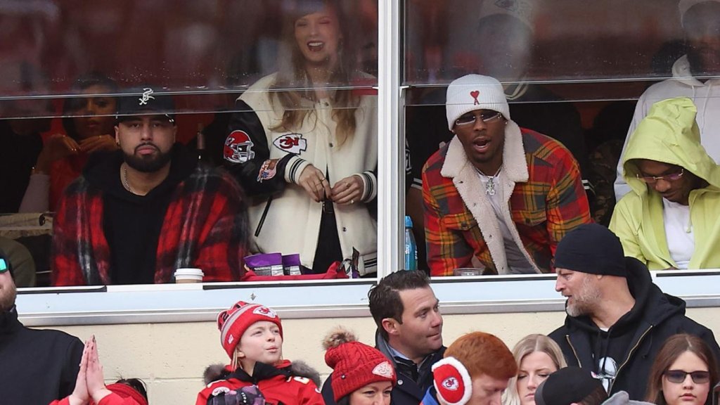 Taylor Swift encourage Travis Kelce au stade Arrowhead à New York