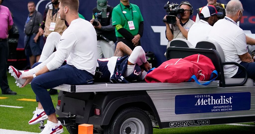 La recrue texane WR Tank Dell s’est cassé le péroné gauche et manquera le reste de la saison, selon une source AP La recrue texane WR Tank Dell s’est cassé le péroné gauche et manquera le reste de la saison, selon une source AP