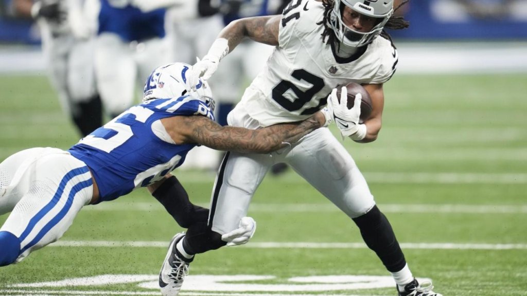 Les pénalités et les occasions manquées condamnent les Raiders lors d'une défaite 23-20 éliminatoire en séries éliminatoires à Indianapolis