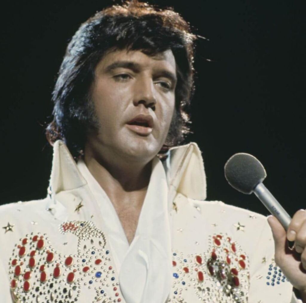 Elvis Presley a grondé avec irritation un ami qui essayait de l'aider