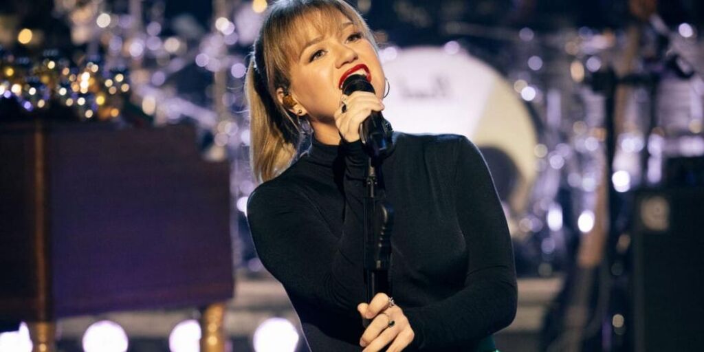 Kelly Clarkson dit qu'elle a perdu du poids en « écoutant mon médecin »