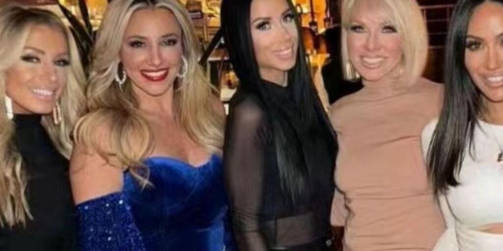 Les stars de « Real Housewives of New Jersey » ont un dîner en famille mais 3 de leurs camarades sont visiblement absents Les stars de « Real Housewives of New Jersey » ont un dîner en famille mais 3 de leurs camarades sont visiblement absents