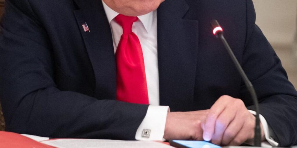 Trump n'a même pas écrit ses propres tweets le 6 janvier : rapport Trump n'a même pas écrit ses propres tweets le 6 janvier : rapport