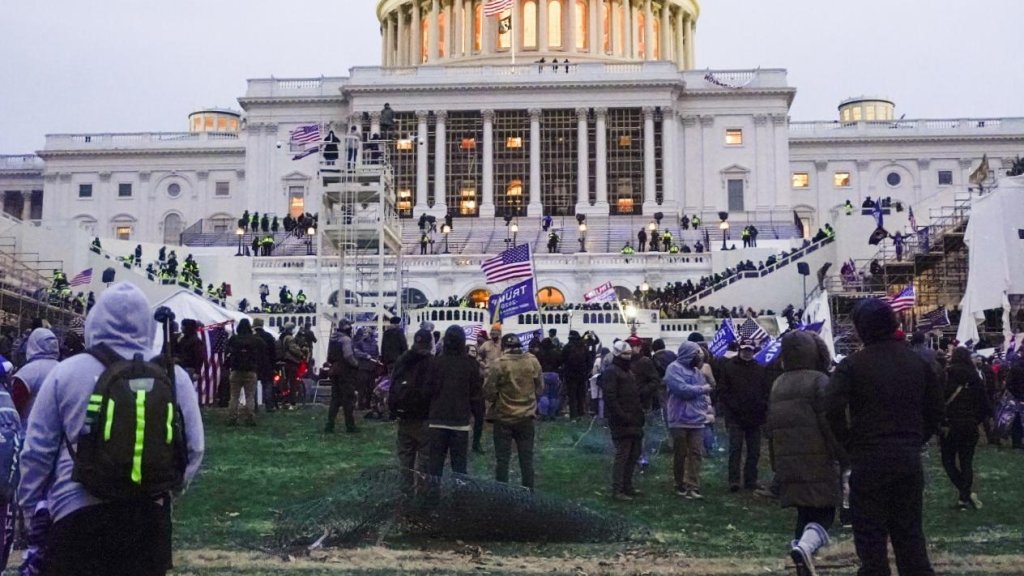 Émeute du 6 janvier au Capitole : les républicains qui accusaient Trump soutiennent désormais sa candidature à la présidentielle
