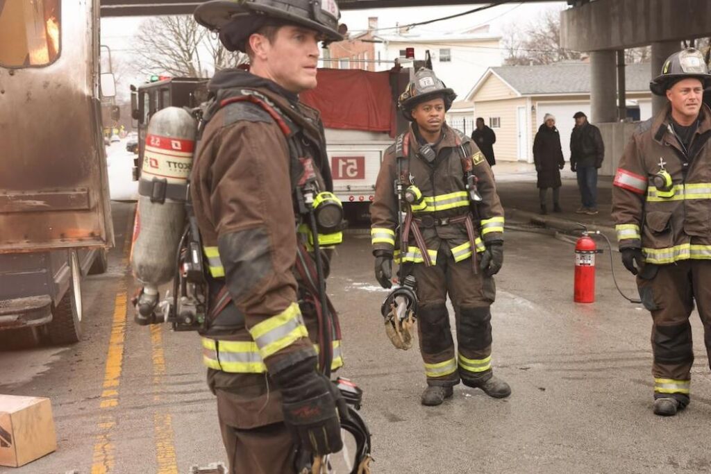 Les premières photos de la saison 12 de « Chicago Fire » confirment le retour de Severide et font allusion à la réponse de Brett à la proposition de Casey