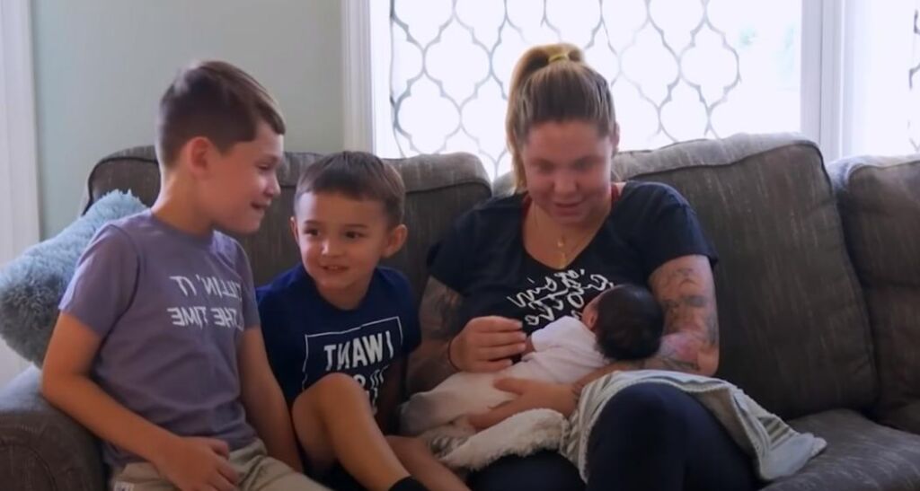 Kailyn Lowry suscite des rumeurs sur la grossesse n°8 avec une récente séance de questions-réponses Kailyn Lowry suscite des rumeurs sur la grossesse n°8 avec une récente séance de questions-réponses