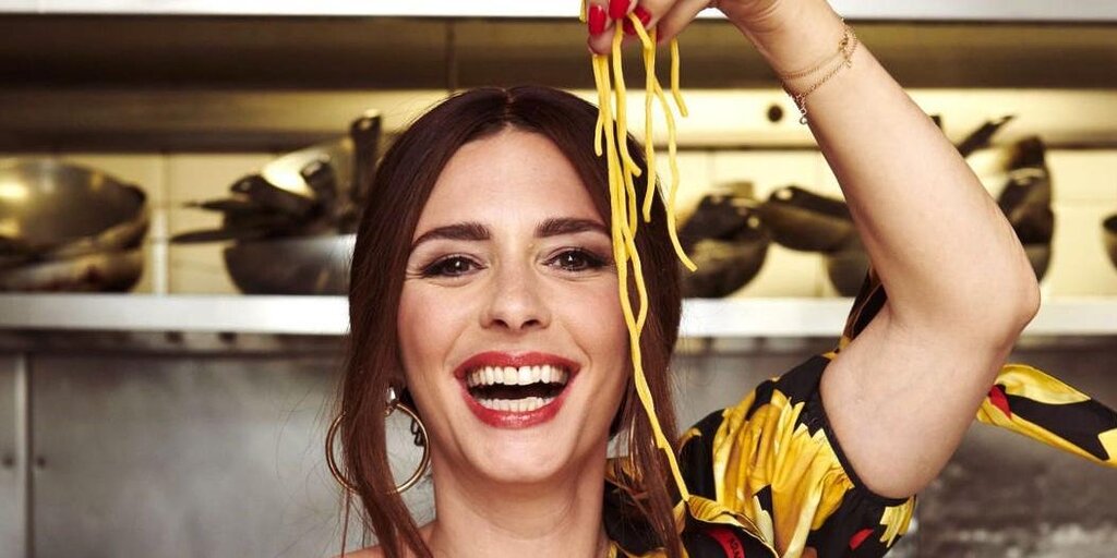 La reine des pâtes répond aux critiques concernant la cuisine avec les cheveux lâchés La reine des pâtes répond aux critiques concernant la cuisine avec les cheveux lâchés
