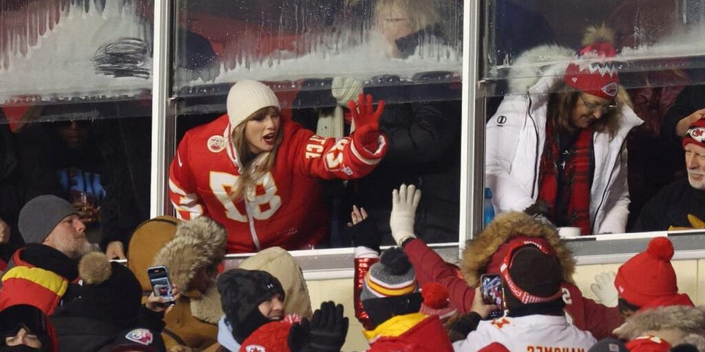 Jetez un œil à la fabrication de la veste Custom Chiefs de Taylor Swift