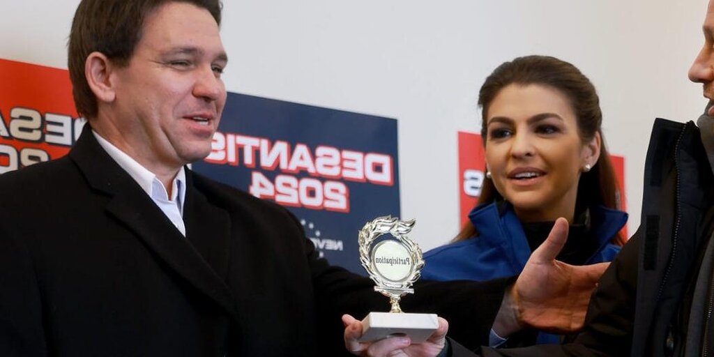 Ron DeSantis a offert le trophée de participation à l'événement de la campagne de l'Iowa Ron DeSantis a offert le trophée de participation à l'événement de la campagne de l'Iowa