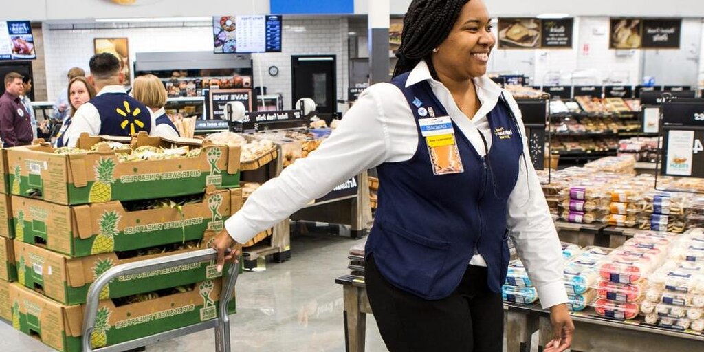 Walmart augmente le salaire des directeurs de magasin à 128 000 $, avec un bonus de 200 %