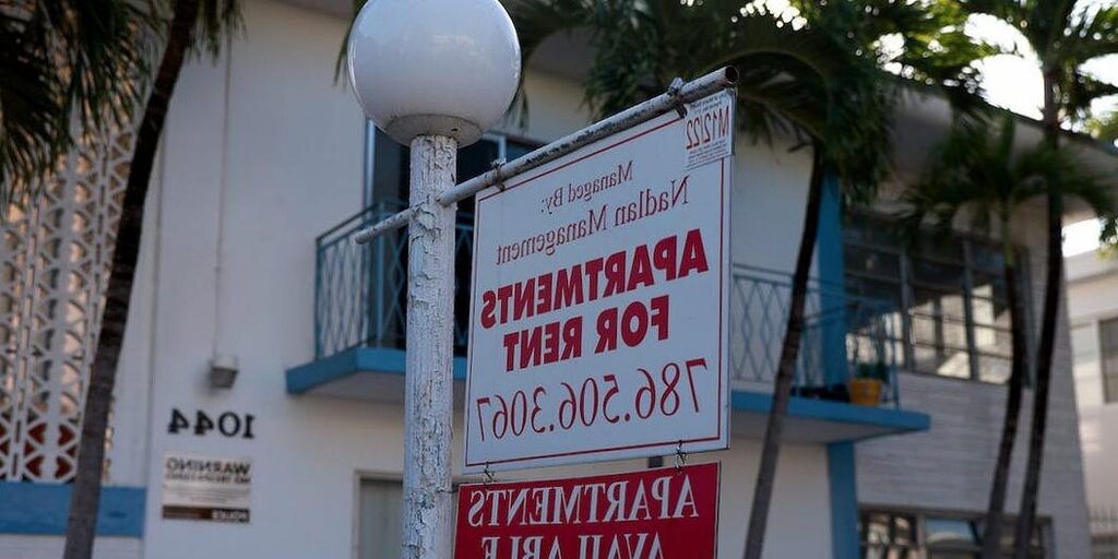 Revenu de base et argent d'urgence utilisés pour le loyer, mettant en évidence la crise du logement Revenu de base et argent d'urgence utilisés pour le loyer, mettant en évidence la crise du logement