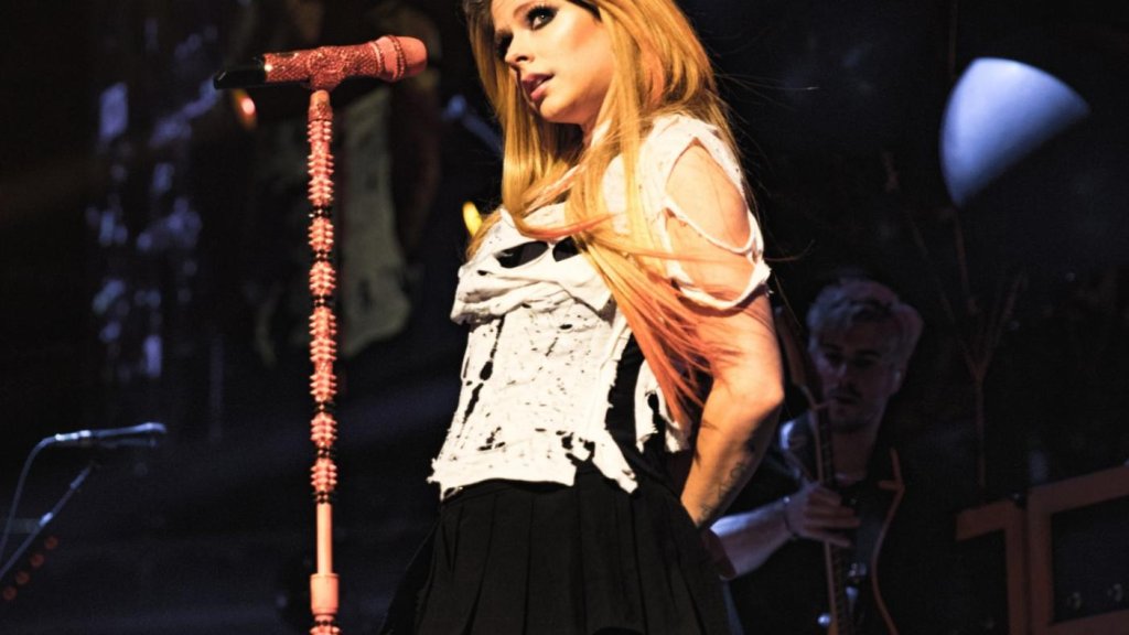 Avril Lavigne annonce la tournée des plus grands succès de 2024 avec des invités spéciaux