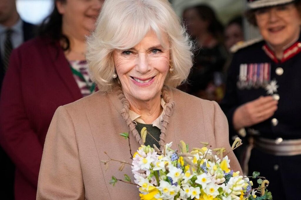 La reine Camilla salue les jeunes sympathisants en leur portant des cartes de rétablissement pour le roi Charles et Kate Middleton