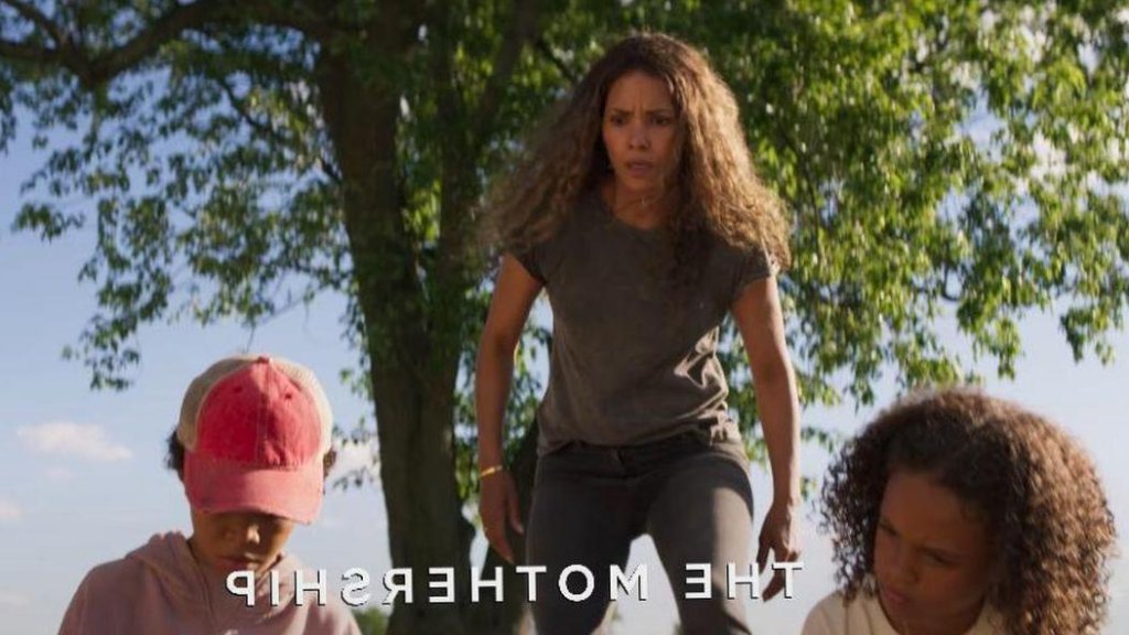 Netflix ne sortirait pas le film de science-fiction de Halle Berry, The Mothership