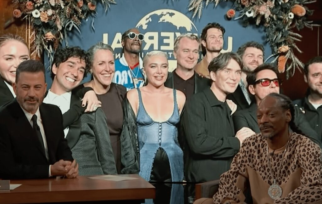 Snoop Dogg explique sa photo avec le casting de « Oppenheimer » dans « Kimmel » Snoop Dogg explique sa photo avec le casting de « Oppenheimer » dans « Kimmel »