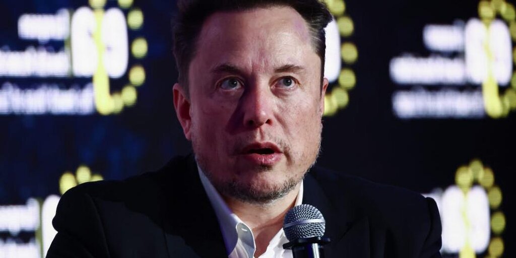 SpaceX d'Elon Musk a acheté un Boeing 737 avec une livrée étrange SpaceX d'Elon Musk a acheté un Boeing 737 avec une livrée étrange