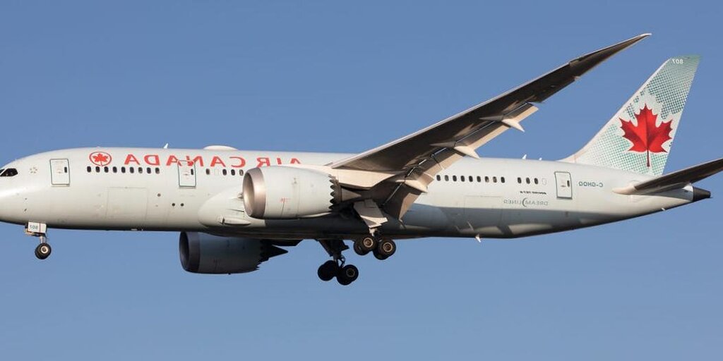 Un passager âgé a tenté d'ouvrir la porte d'un Boeing 787 au-dessus de l'Atlantique Un passager âgé a tenté d'ouvrir la porte d'un Boeing 787 au-dessus de l'Atlantique
