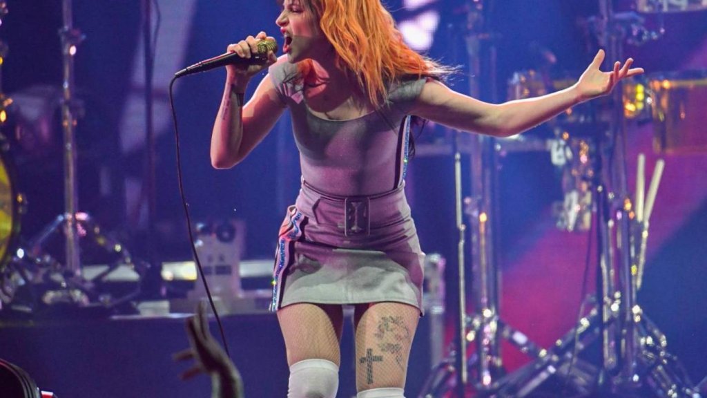 Paramore sort la couverture de « Burning Down The House » de Talking Heads