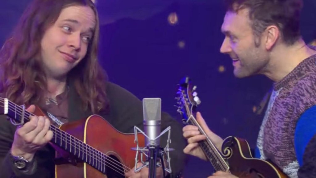 Billy Strings et Chris Thile jouent des classiques du Bluegrass lors des sessions du samedi Billy Strings et Chris Thile jouent des classiques du Bluegrass lors des sessions du samedi