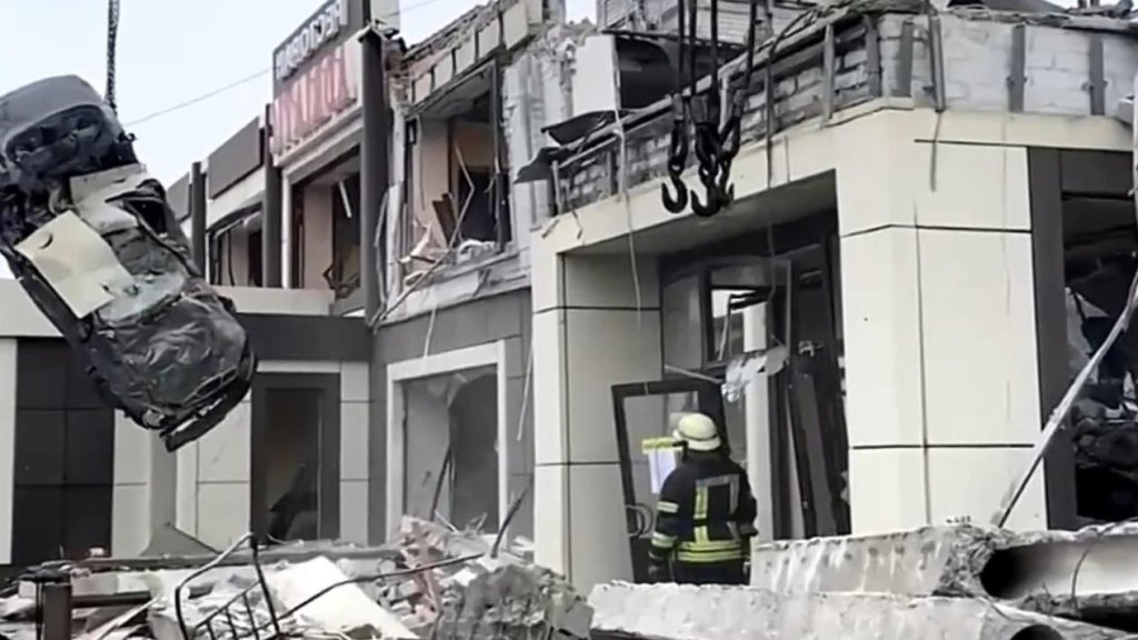 Guerre en Ukraine : 28 morts après un bombardement contre une boulangerie en Ukraine occupée par la Russie