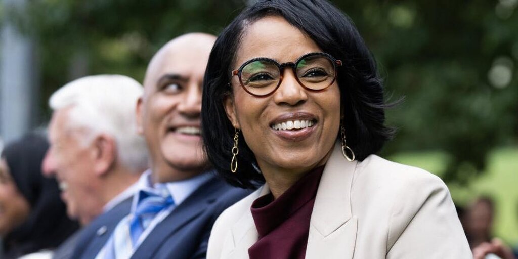La candidate au Sénat du Maryland, Angela Alsobrooks, souhaite renforcer les « premières chances » afin que l'économie puisse prospérer. Elle aimerait également voir disparaître l’obstruction systématique. La candidate au Sénat du Maryland, Angela Alsobrooks, souhaite renforcer les « premières chances » afin que l'économie puisse prospérer. Elle aimerait également voir disparaître l’obstruction systématique.