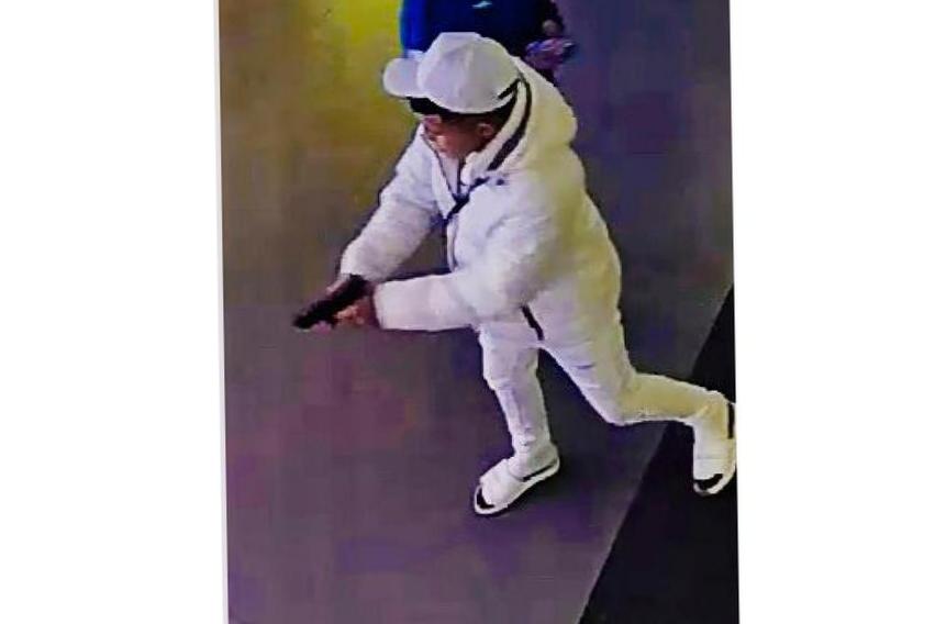 Un adolescent accusé d'avoir tiré sur un touriste à Times Square et d'avoir tiré sur un policier arrêté après une perquisition Un adolescent accusé d'avoir tiré sur un touriste à Times Square et d'avoir tiré sur un policier arrêté après une perquisition